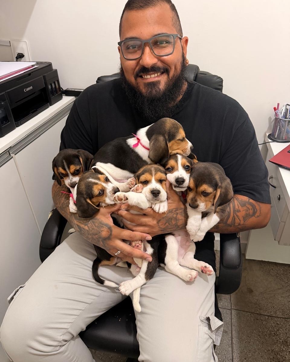 Dr. Pedro Henrique com filhotes de cães.